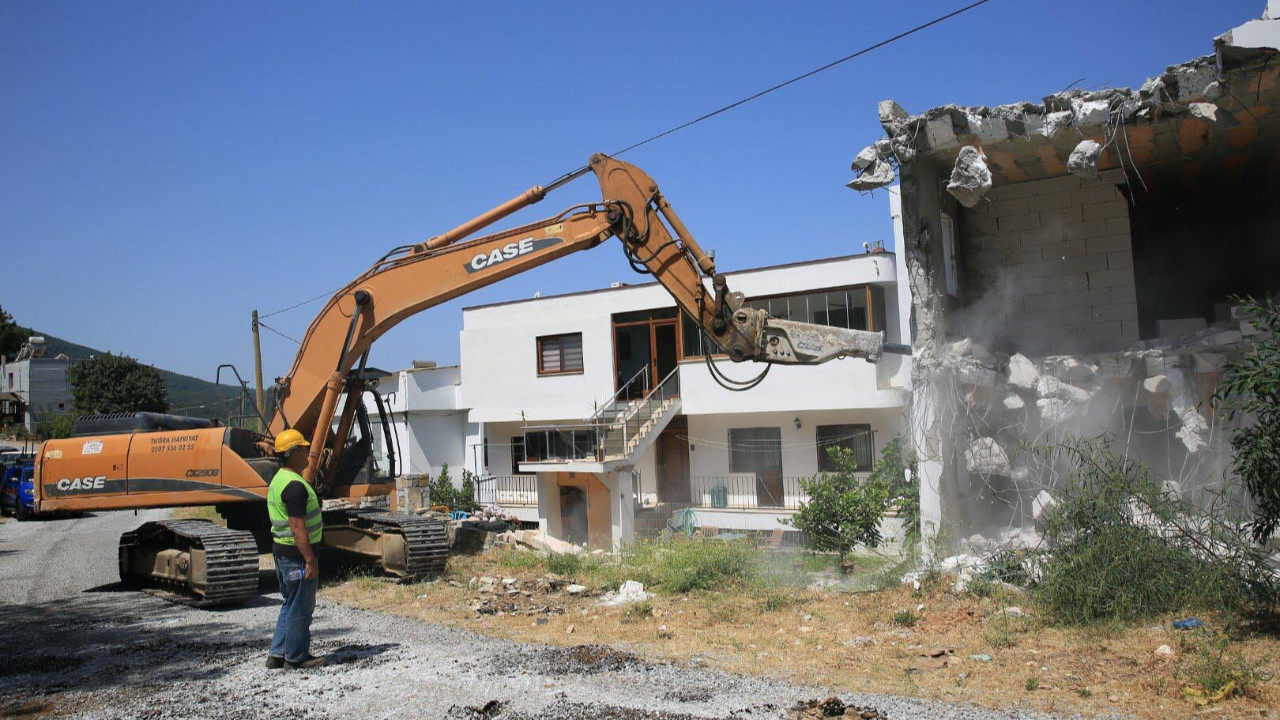 Bodrum'da kaçak yapılar tek tek yıkılıyor
