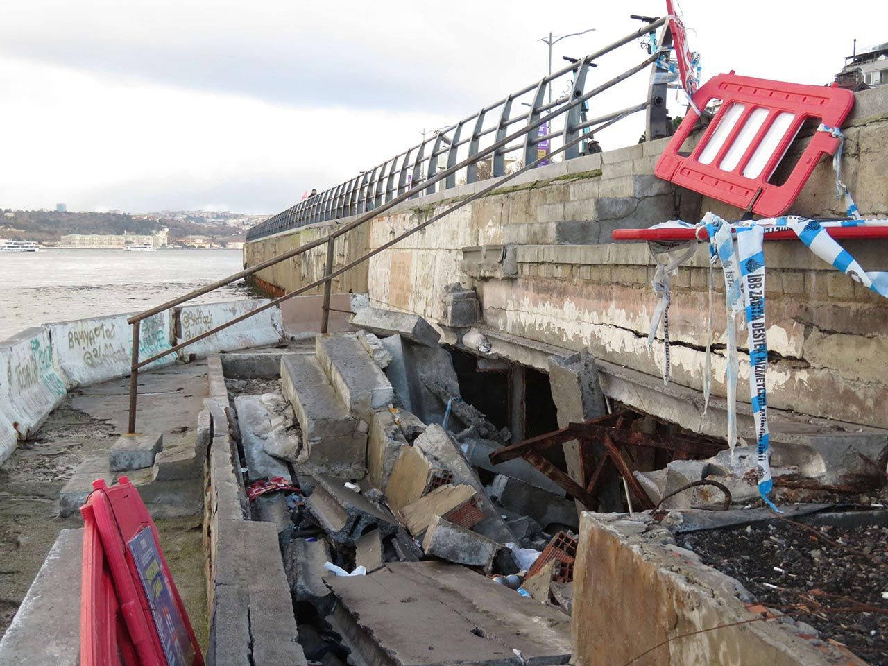 Üsküdar Sahili'nde korkutan çökme! - Resim: 4