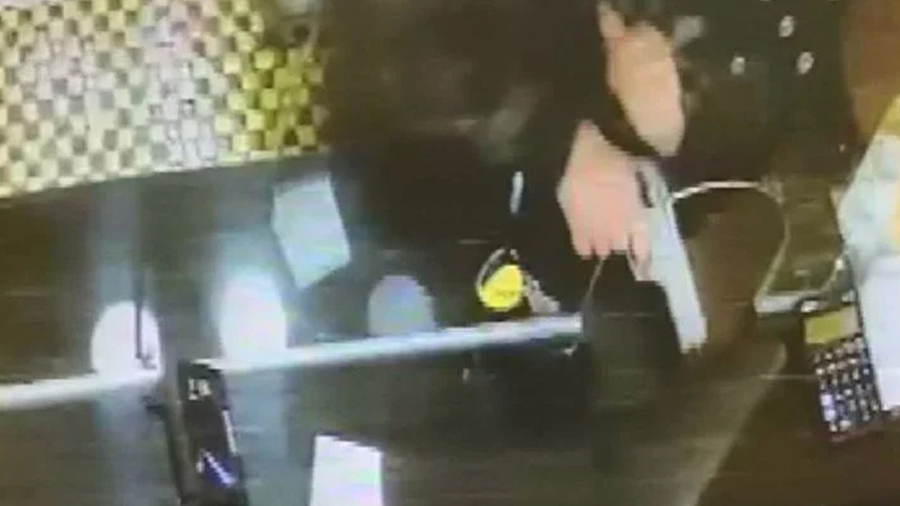 İstanbul'da silahlı soygun girişimi kamerada
