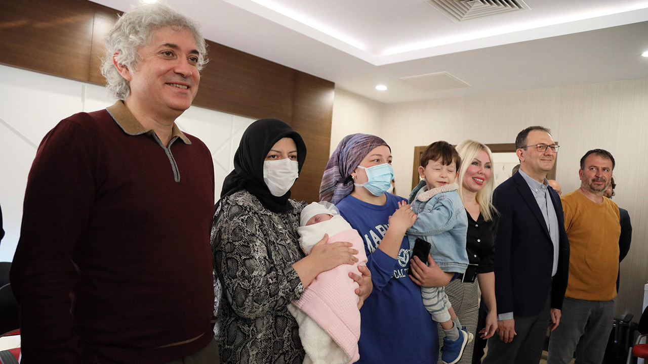 Türkiye'nin rahim nakli yapılan 2 annesi bebekleri ile bir arada
