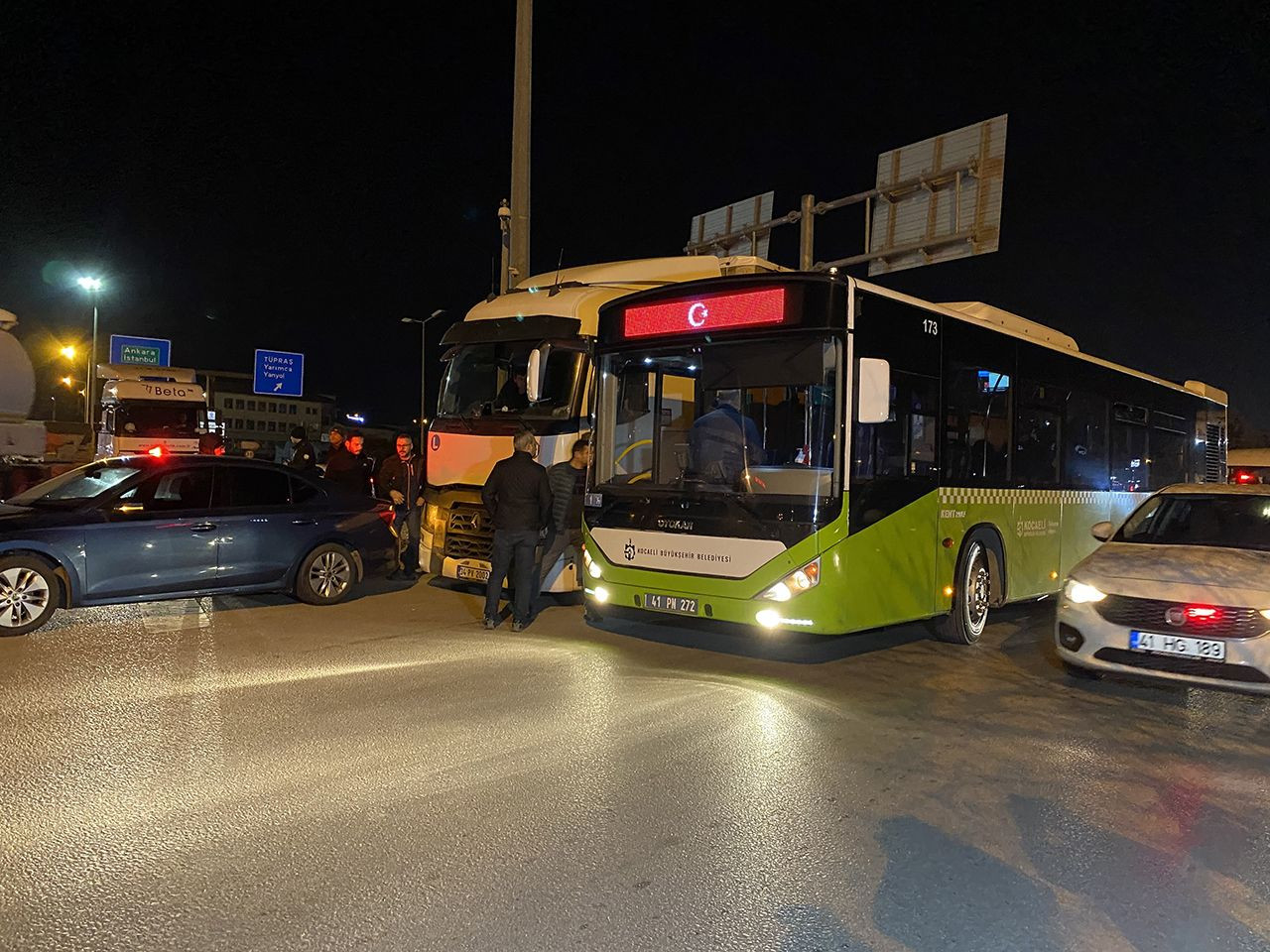 TEM'de durdurulan TIR'dan kaçak göçmenler çıktı - Resim: 4