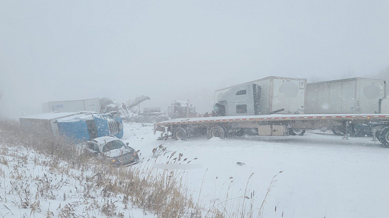 Beyaz kabus! Kar fırtınasında onlarca araç birbirine girdi