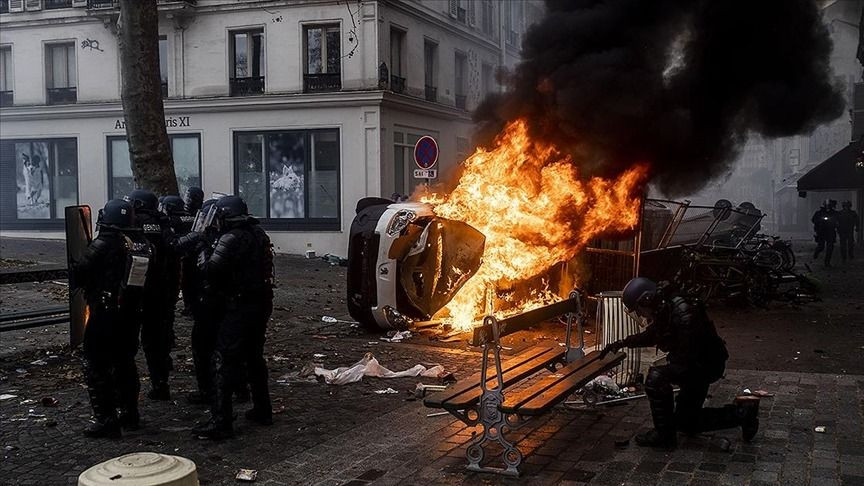 Paris yanıyor: Sokaklar savaş alanına döndü - Resim: 11