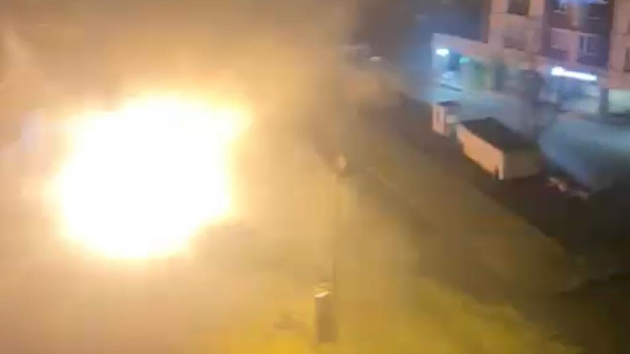 Kadıköy'de korkutan patlama: Yer altı kabloları alev aldı