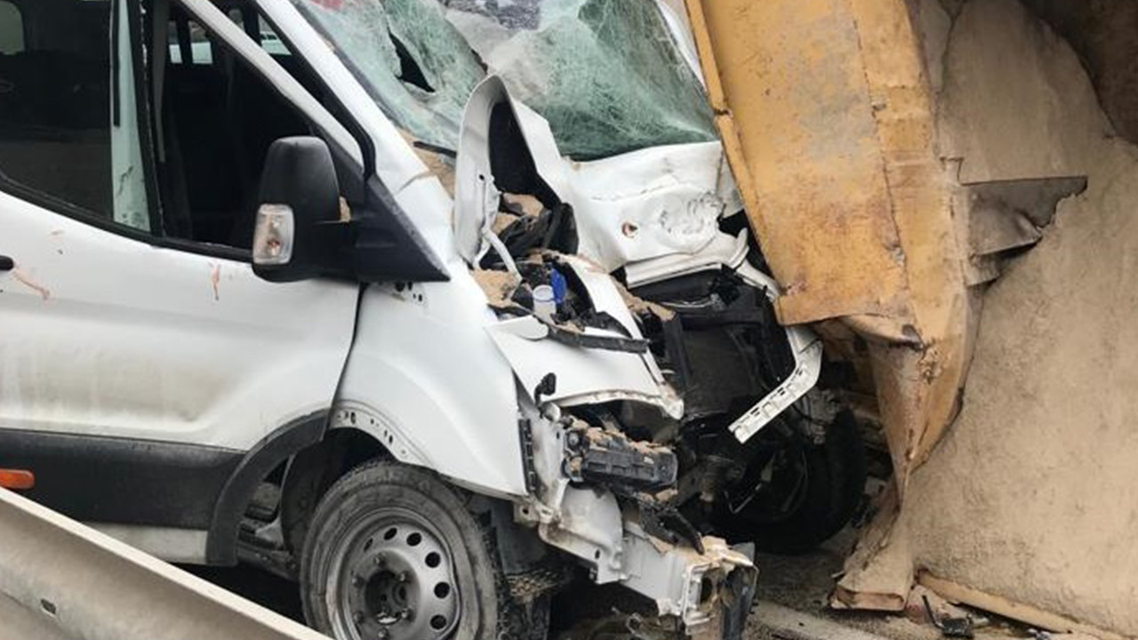 Hafriyat kamyonu, yolcu minibüsünü biçti: Ölü ve yaralılar var
