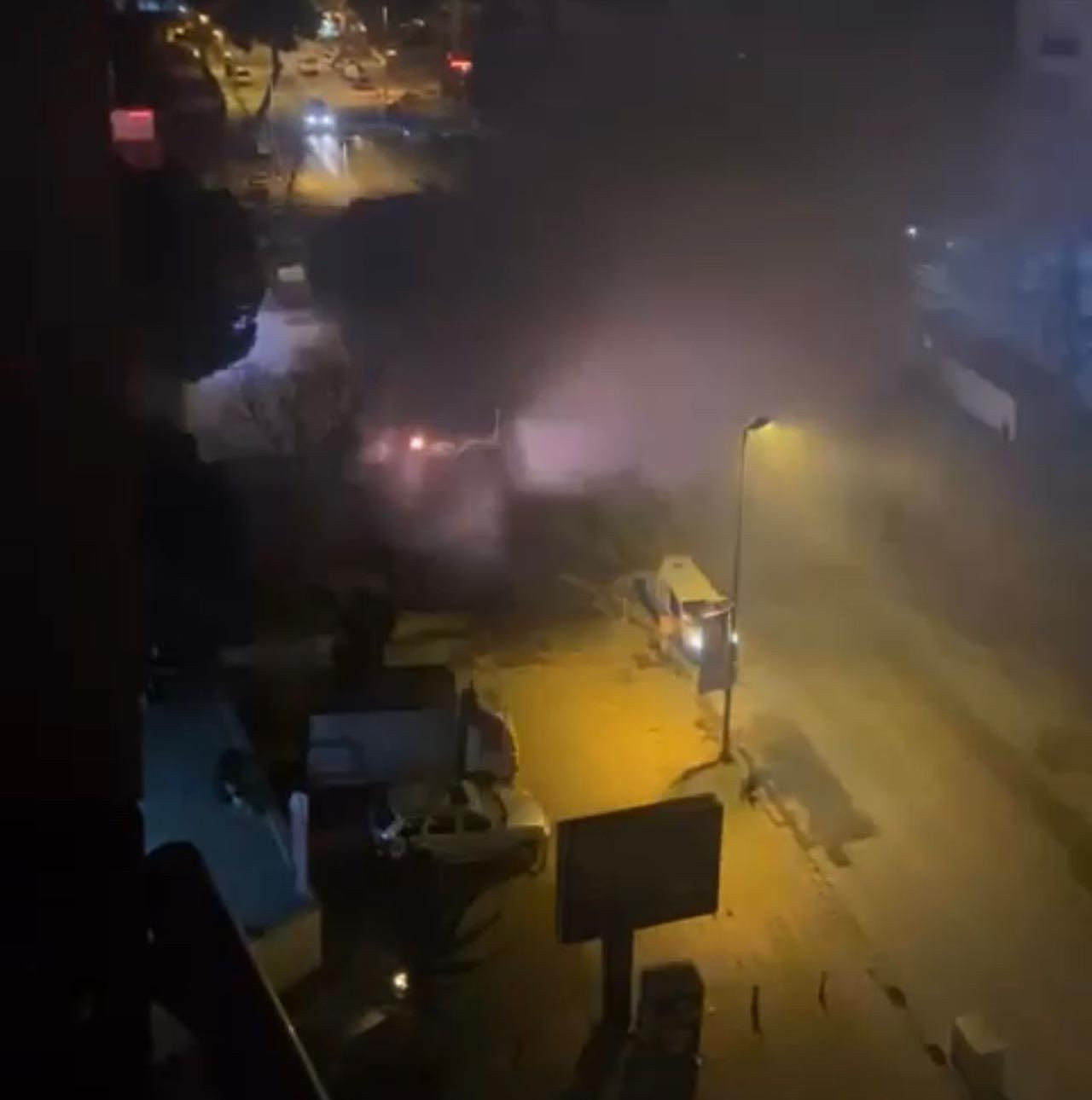 Kadıköy'de korkutan patlama: Yer altı kabloları alev aldı - Resim: 3
