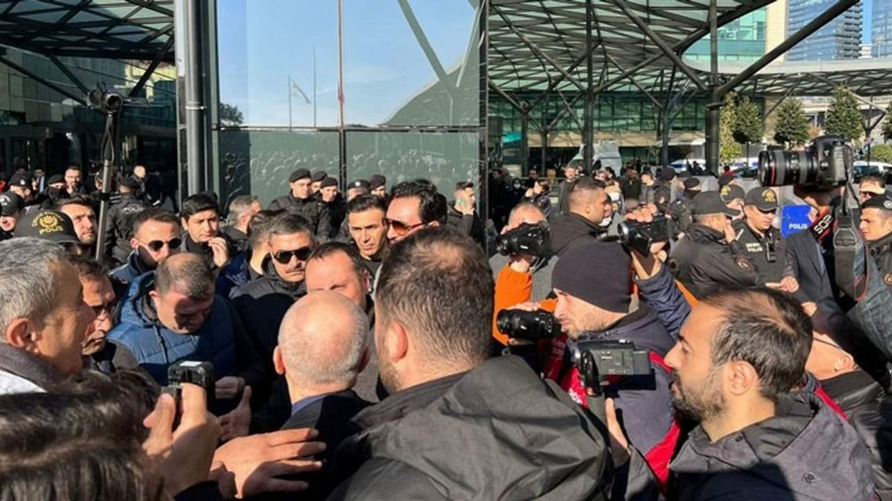 Hekimlerin Bakan Koca'yı protestosuna polis engeli