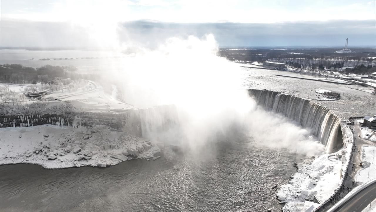 Beyaz kabustan inanılmaz görüntüler: Niagara Şelalesi dondu! - Resim: 6