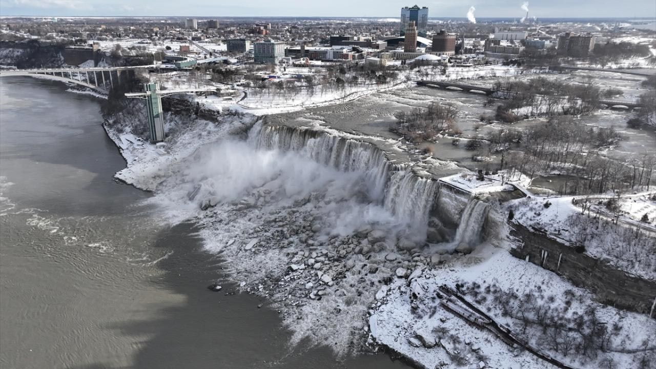 Beyaz kabustan inanılmaz görüntüler: Niagara Şelalesi dondu! - Resim: 7