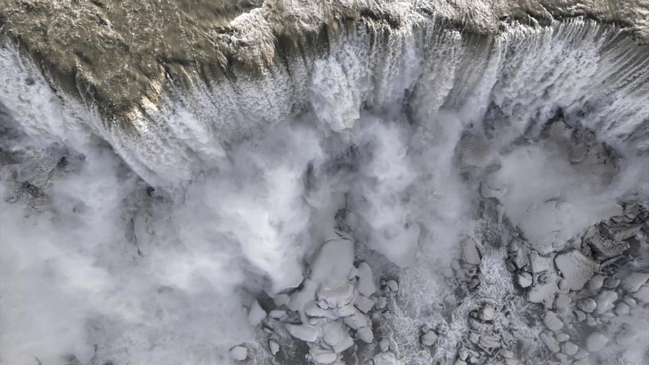 Beyaz kabustan inanılmaz görüntüler: Niagara Şelalesi dondu! - Resim: 12