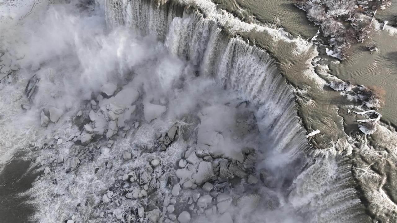 Beyaz kabustan inanılmaz görüntüler: Niagara Şelalesi dondu! - Resim: 13