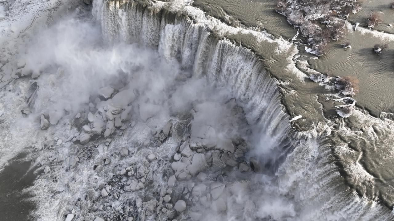 Beyaz kabustan inanılmaz görüntüler: Niagara Şelalesi dondu! - Resim: 14