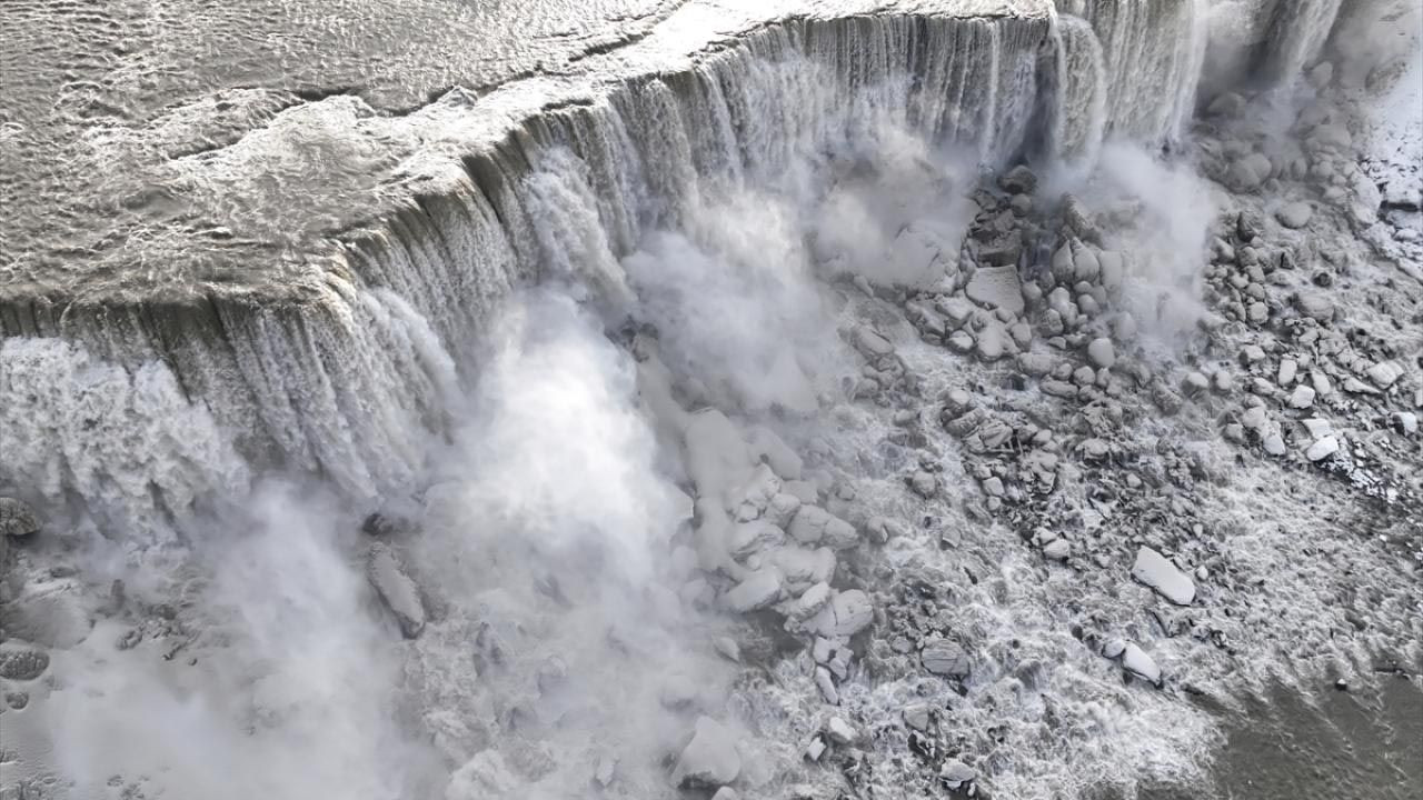 Beyaz kabustan inanılmaz görüntüler: Niagara Şelalesi dondu! - Resim: 15