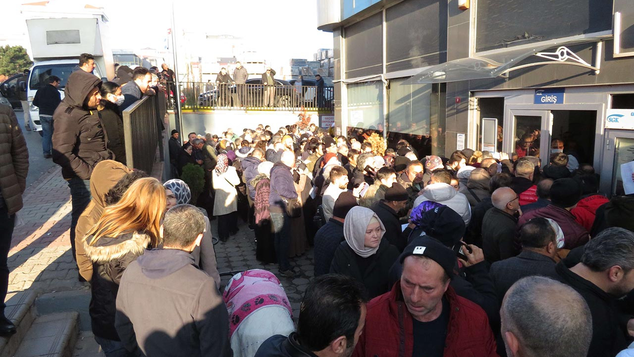 EYT'liler SGK binası önünde kuyruk oluşturdu