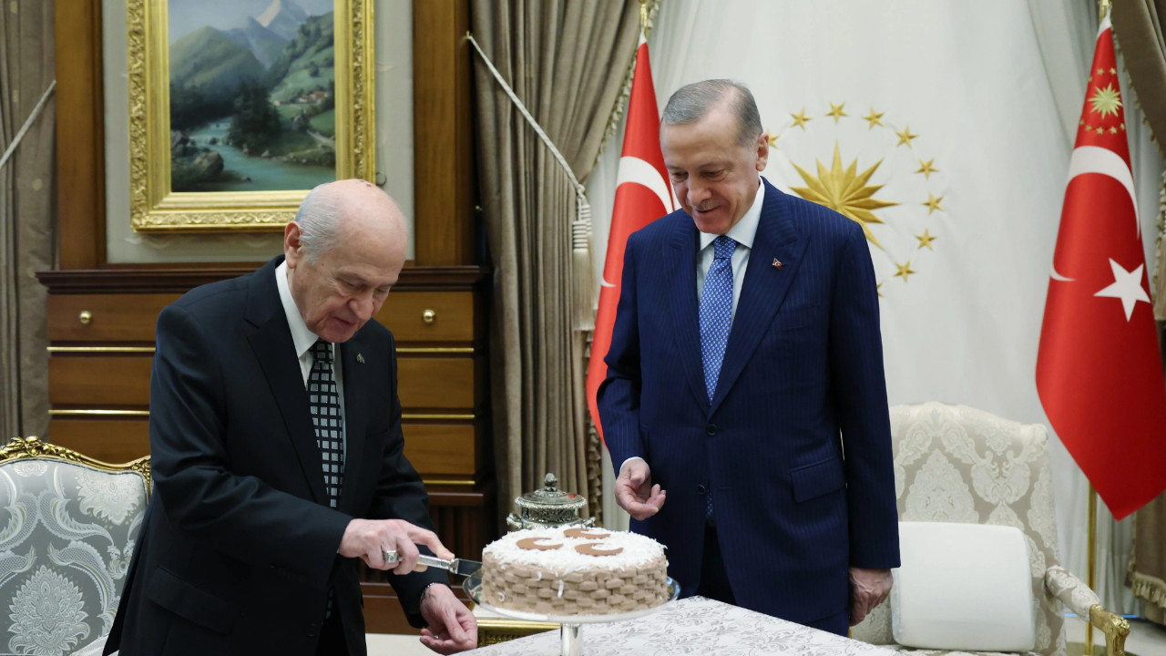 Erdoğan ile Bahçeli Cumhurbaşkanlığı'nda pasta kesti