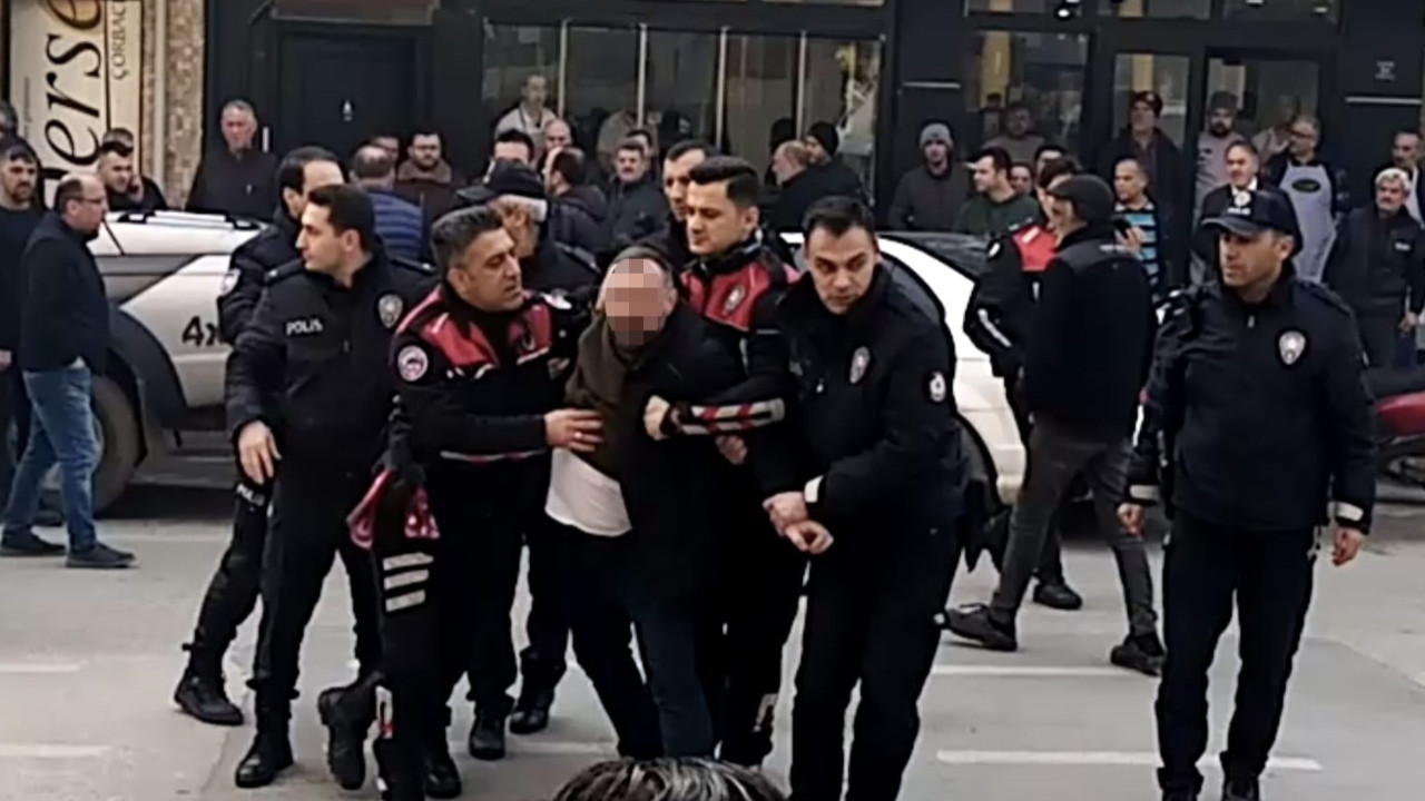 Oğlunun bıçaklandığı çorbacıyı basıp, 2 kişiyi yaraladı