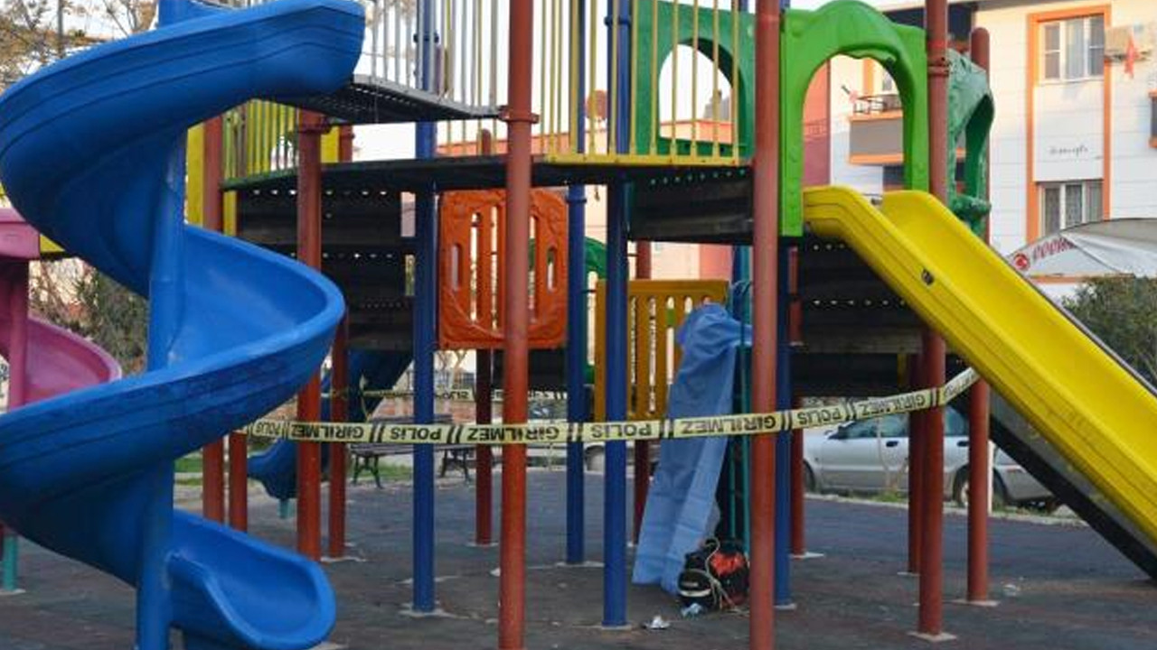 Çocuk parkında korkunç olay! Demirlere asılı halde bulundu