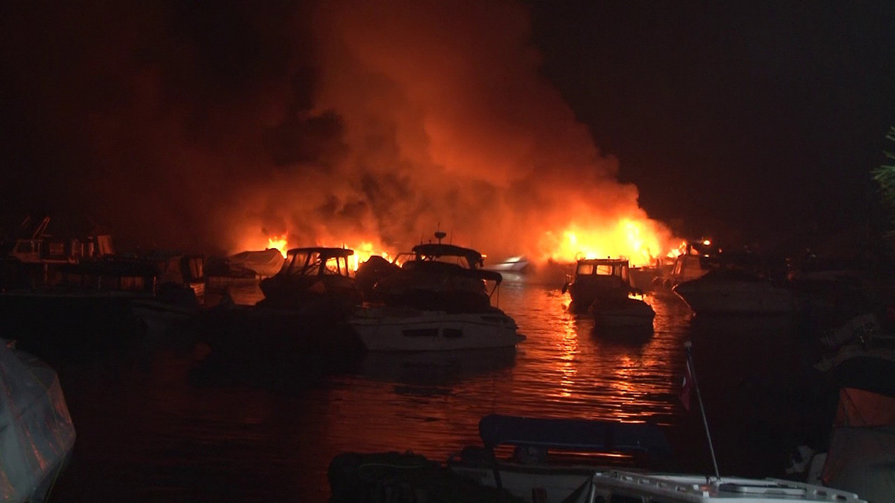 İstanbul Kadıköy'de büyük yangın: Tekneler kullanılamaz halde!