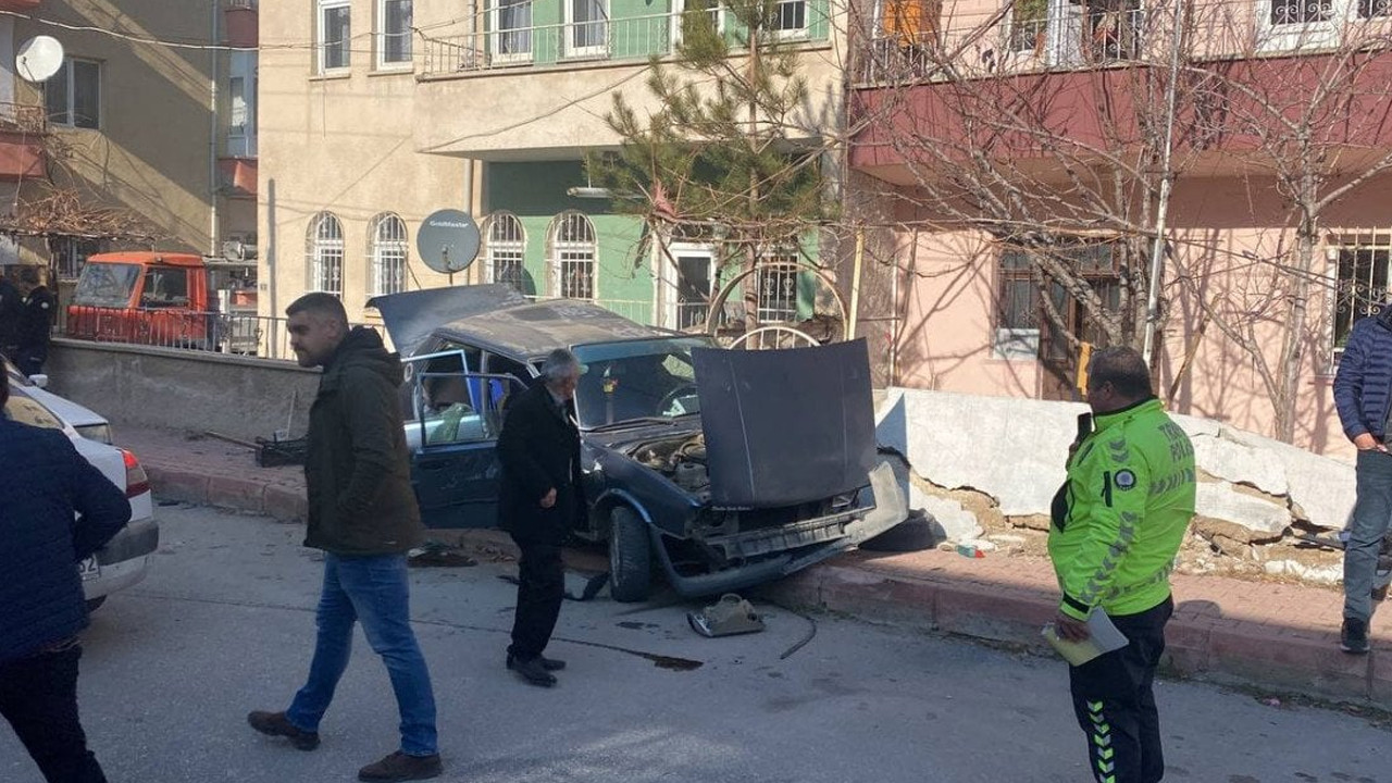 Niğde'de ehliyetsiz sürücü polisten kaçarken duvara çarptı: 3 yaralı