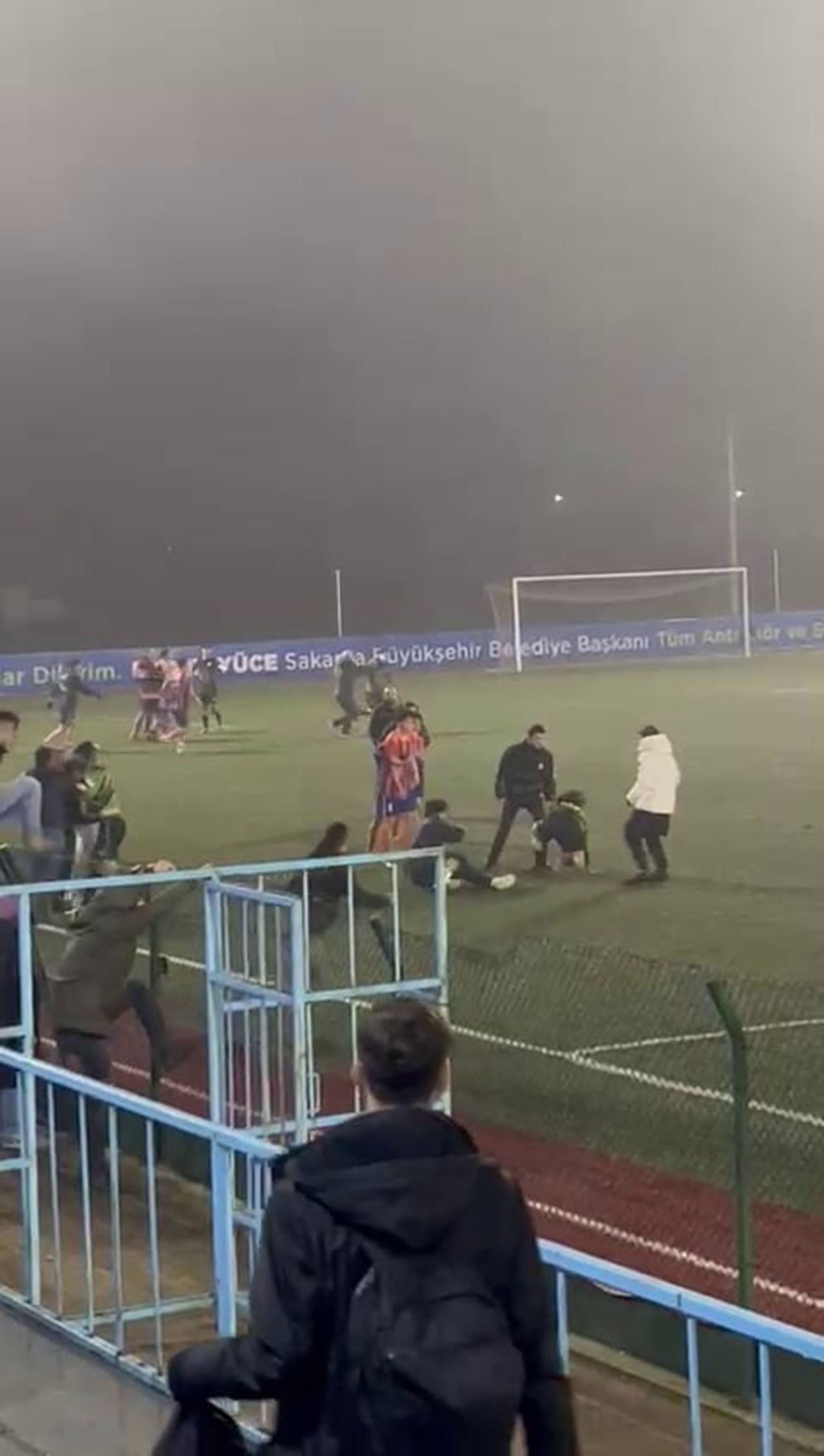 Yeşil sahayı ringe çevirdiler, ortalık savaş alanına döndü - Resim: 3