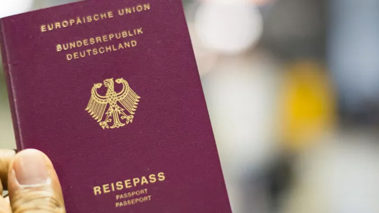Alman vatandaşlığına geçişini kolaylaştıracak adım