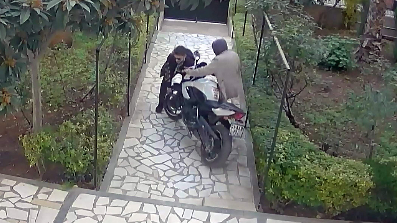 Motosiklet hırsızları kamerada; savunması pes dedirtti