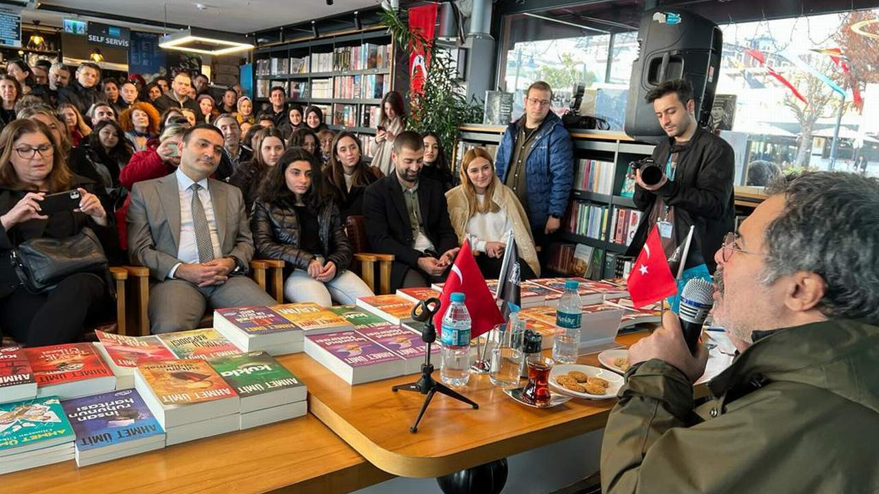 Ahmet Ümit Beşiktaş Beltaş Kitap Kafe'de okurlarıyla buluştu
