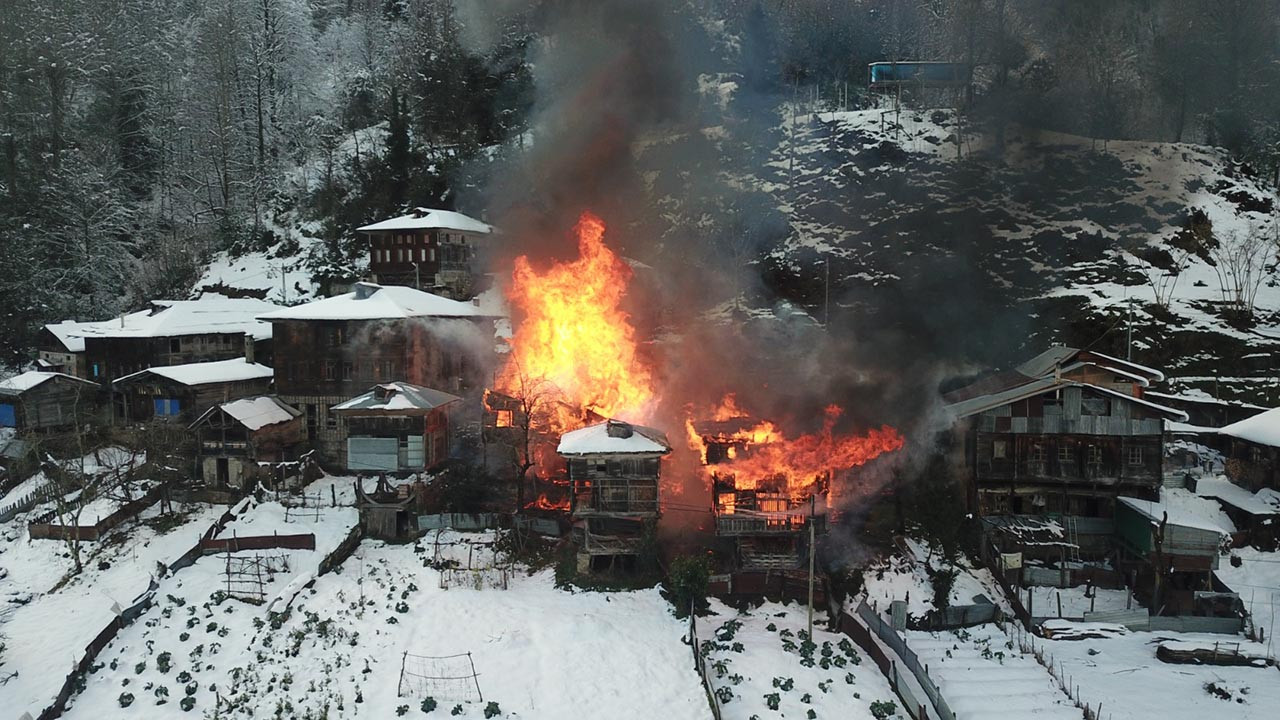 Rize'de yangın felaketi: 2 ev, 2 serendi, 1 kamyonet küle döndü