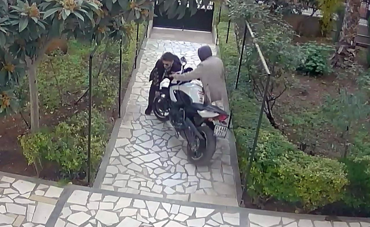 Motosiklet hırsızları kamerada; savunması pes dedirtti - Resim: 2