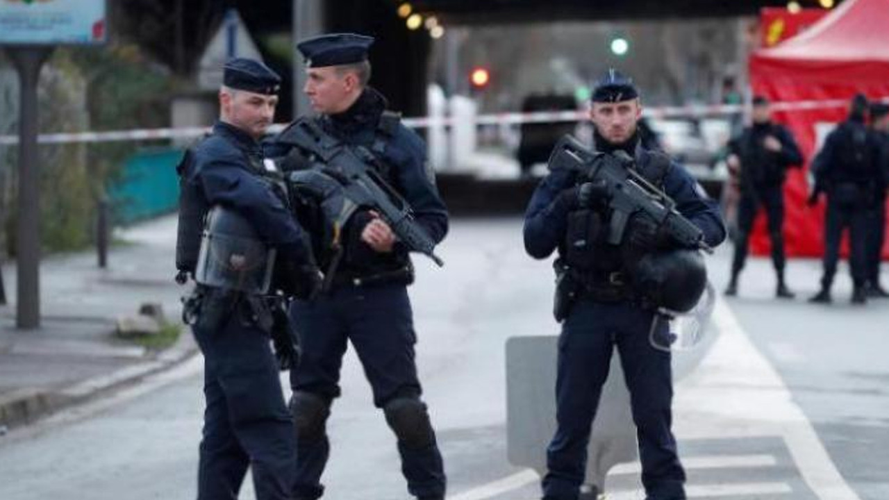 Paris'te bıçaklı saldırı: Yaralılar var