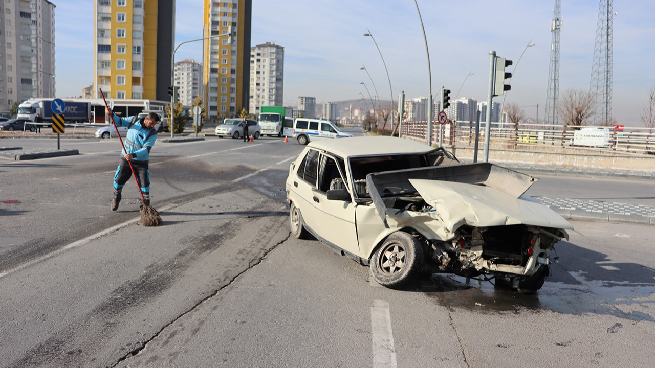Korkunç kaza! Hurdaya dönen araçtan şans eseri kurtuldular