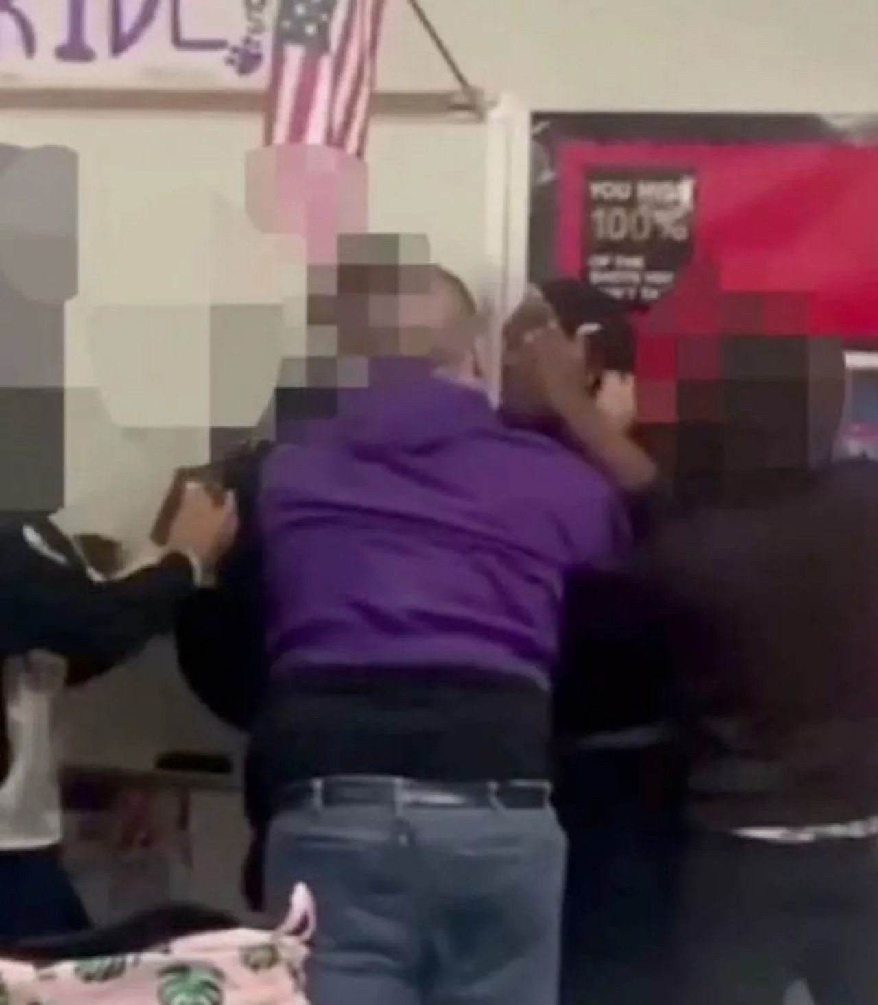 Sınıfta öğretmen şiddeti kamerada - Resim: 3