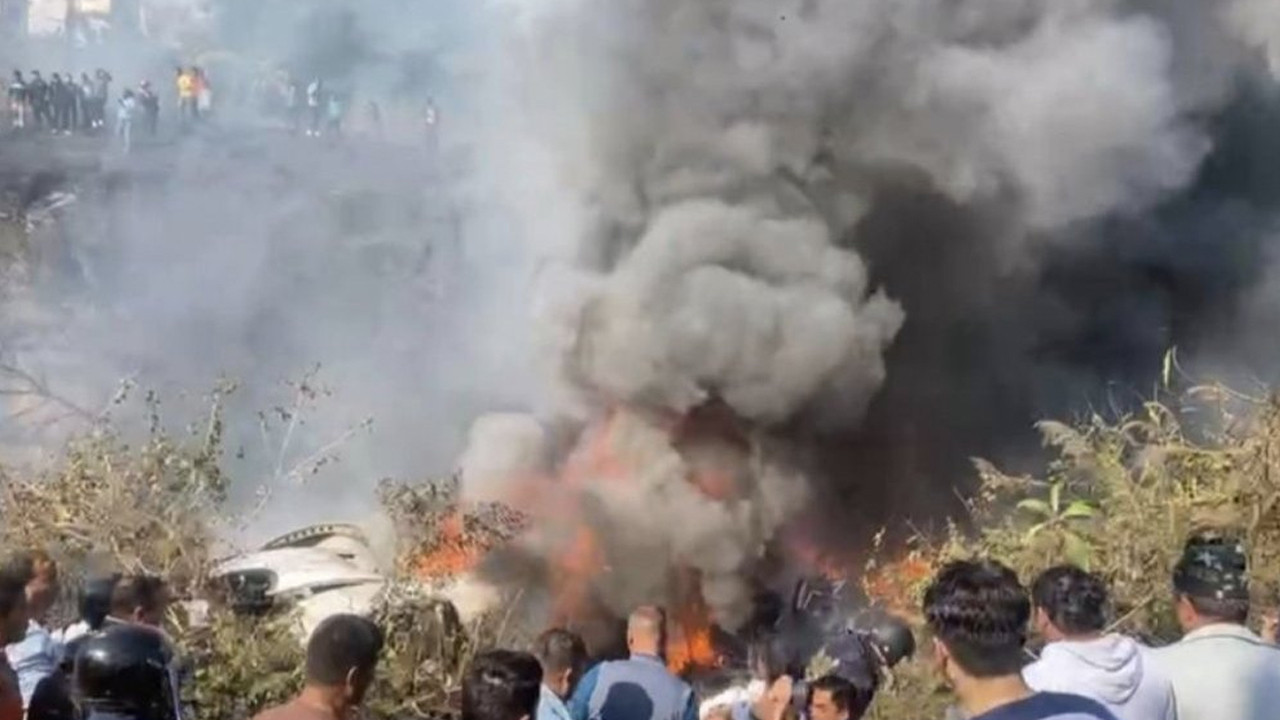 72 kişiyi taşıyan yolcu uçağı düştü