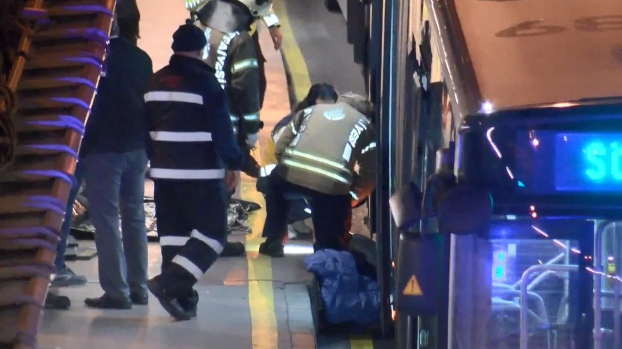 Metrobüs durağında korkunç ölüm