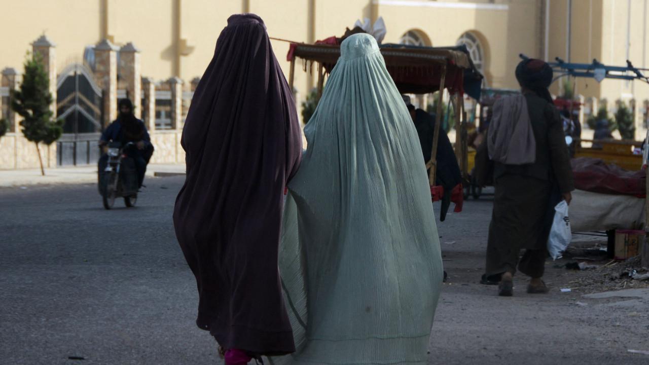 Kadın düşmanı Taliban'dan kadınlara bir yasak daha