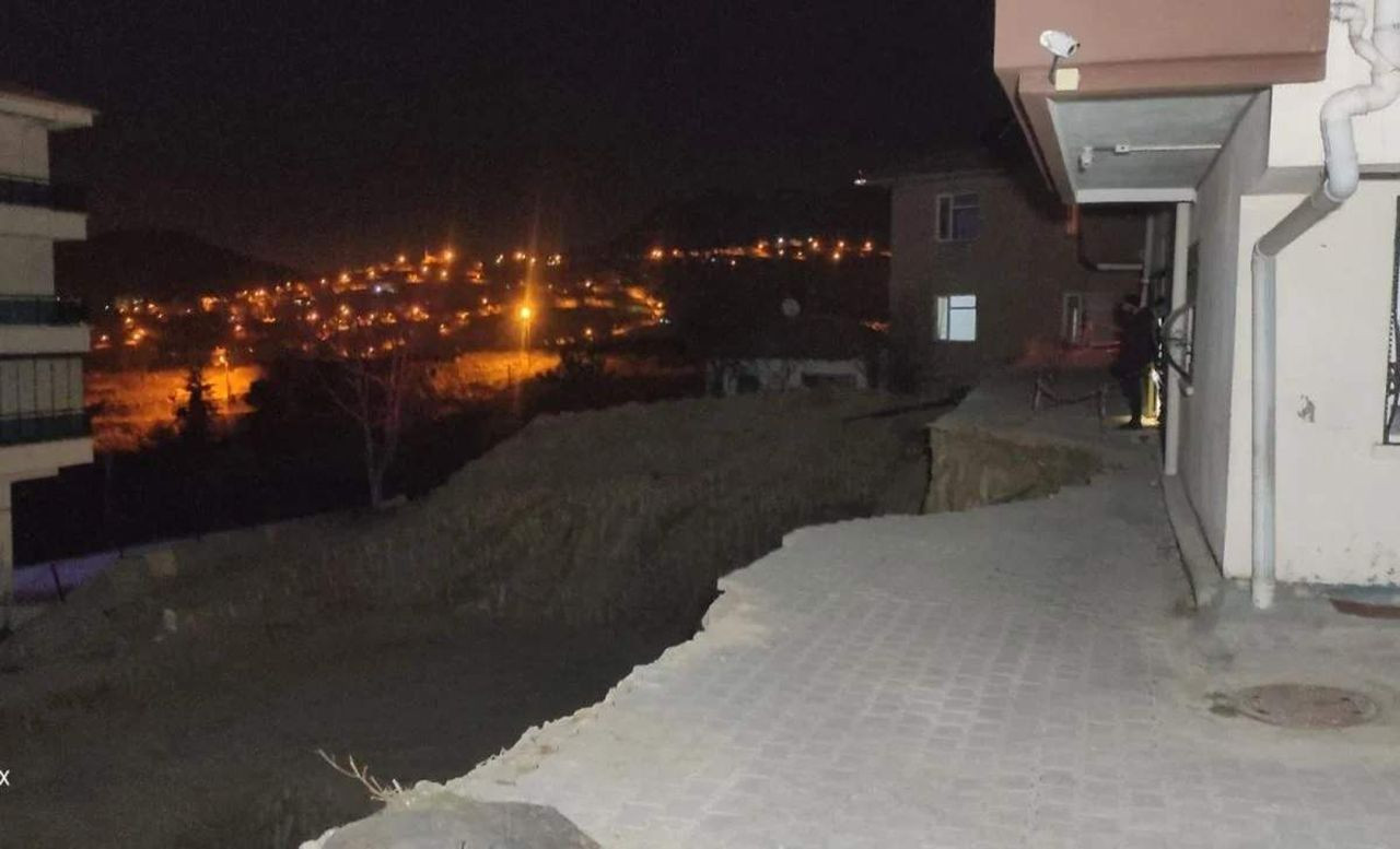 İstinat duvarı çöktü, 19 daire tahliye edildi - Resim: 1