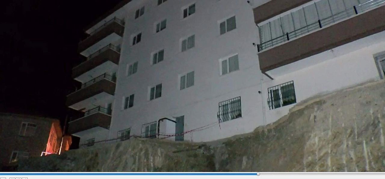 İstinat duvarı çöktü, 19 daire tahliye edildi - Resim: 2