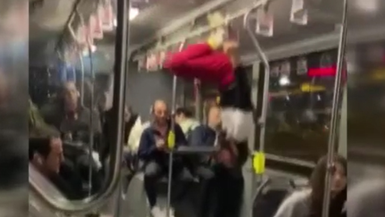 Metrobüste direk dansı yapan yolcu şaşkına çevirdi