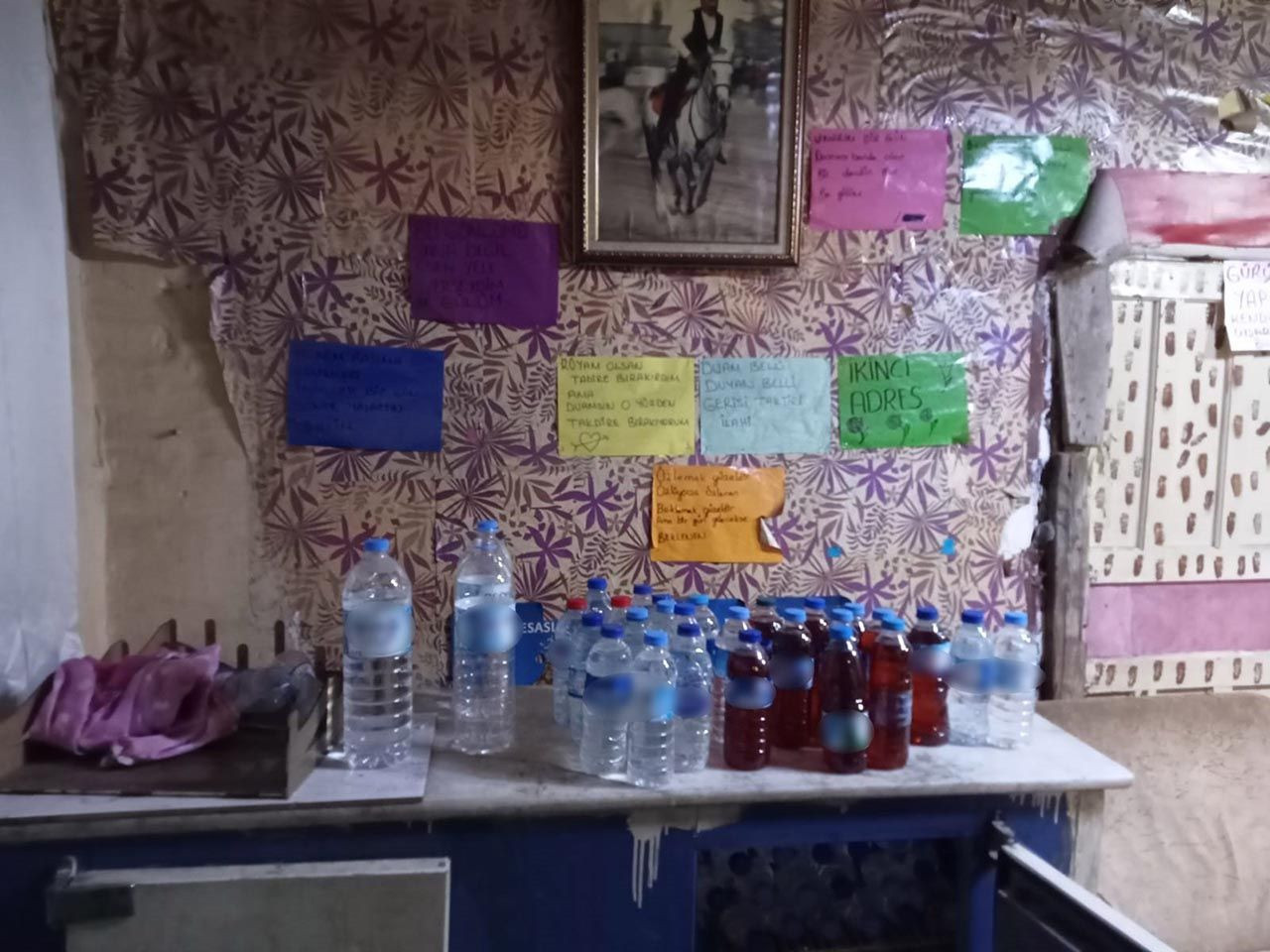Bu da merdiven altı meyhane! Gecekonduya giren ekipler şaşkına döndü - Resim: 3