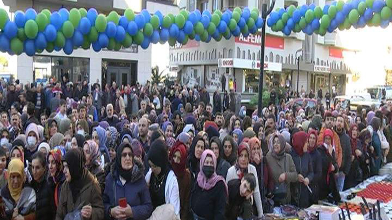 İndirim izdihamı kamerada! Vatandaş birbirini ezdi