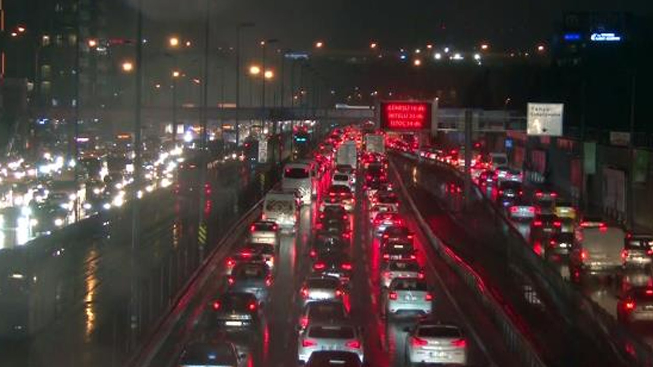 İstanbul'da trafik durma noktasına geldi