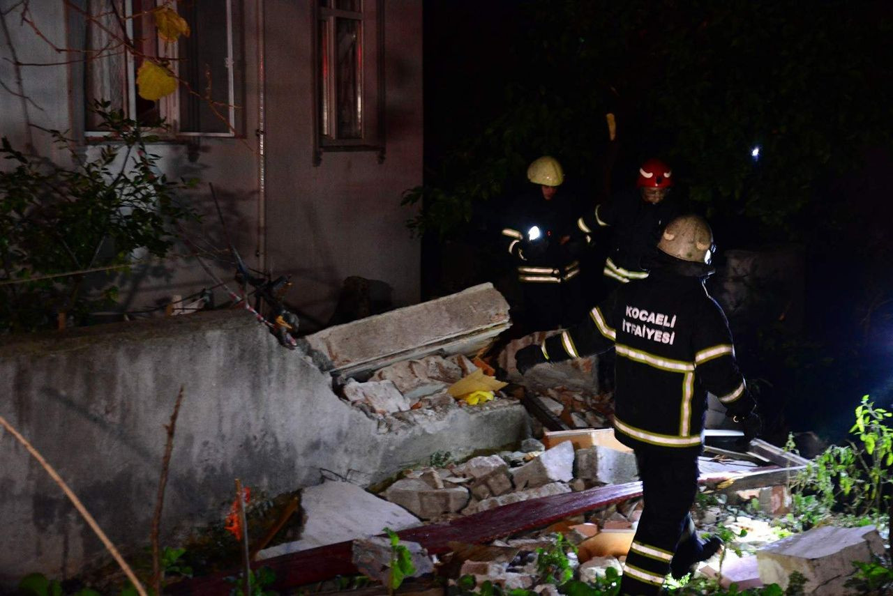 Kocaeli'de bir evde patlama; 2'si ağır 5 yaralı - Resim: 2