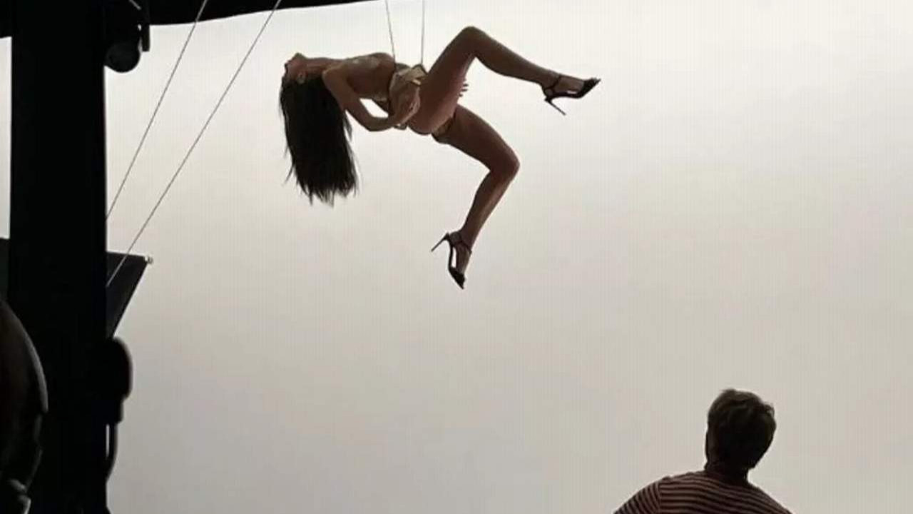 Emily Ratajkowski'nin çıplak çekimi olay oldu