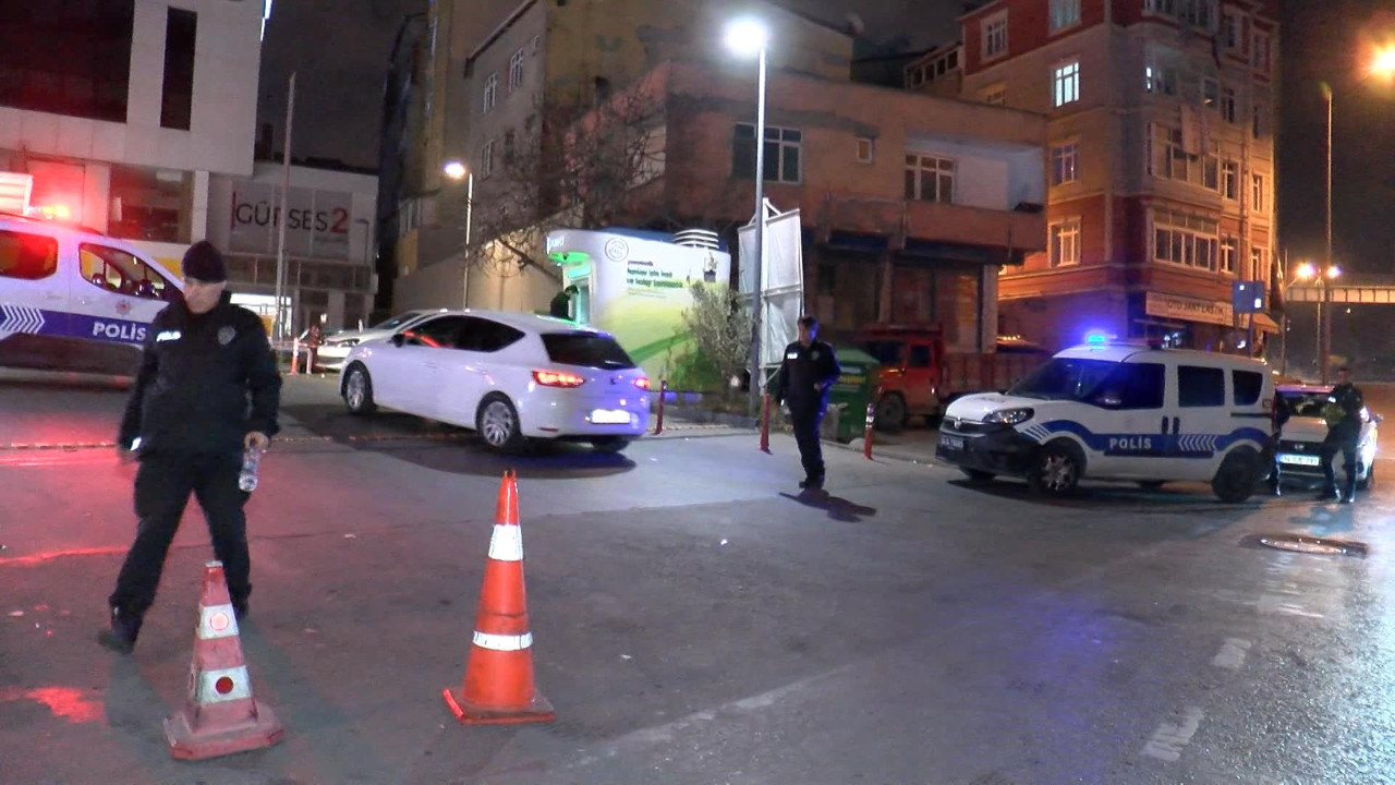 İstanbul'da yol kenarında bekleyen gruba silahlı saldırı