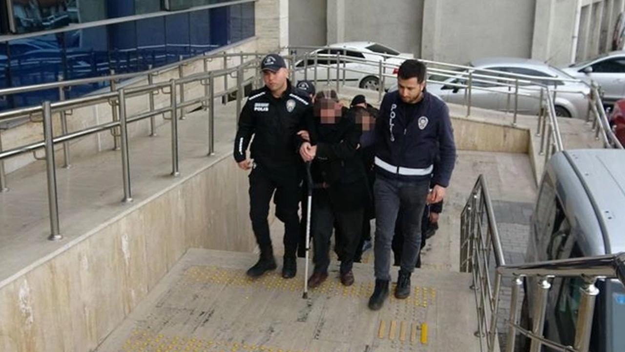 Fuhuş operasyonunda yakalandı! Bastonuyla zor yürüdü