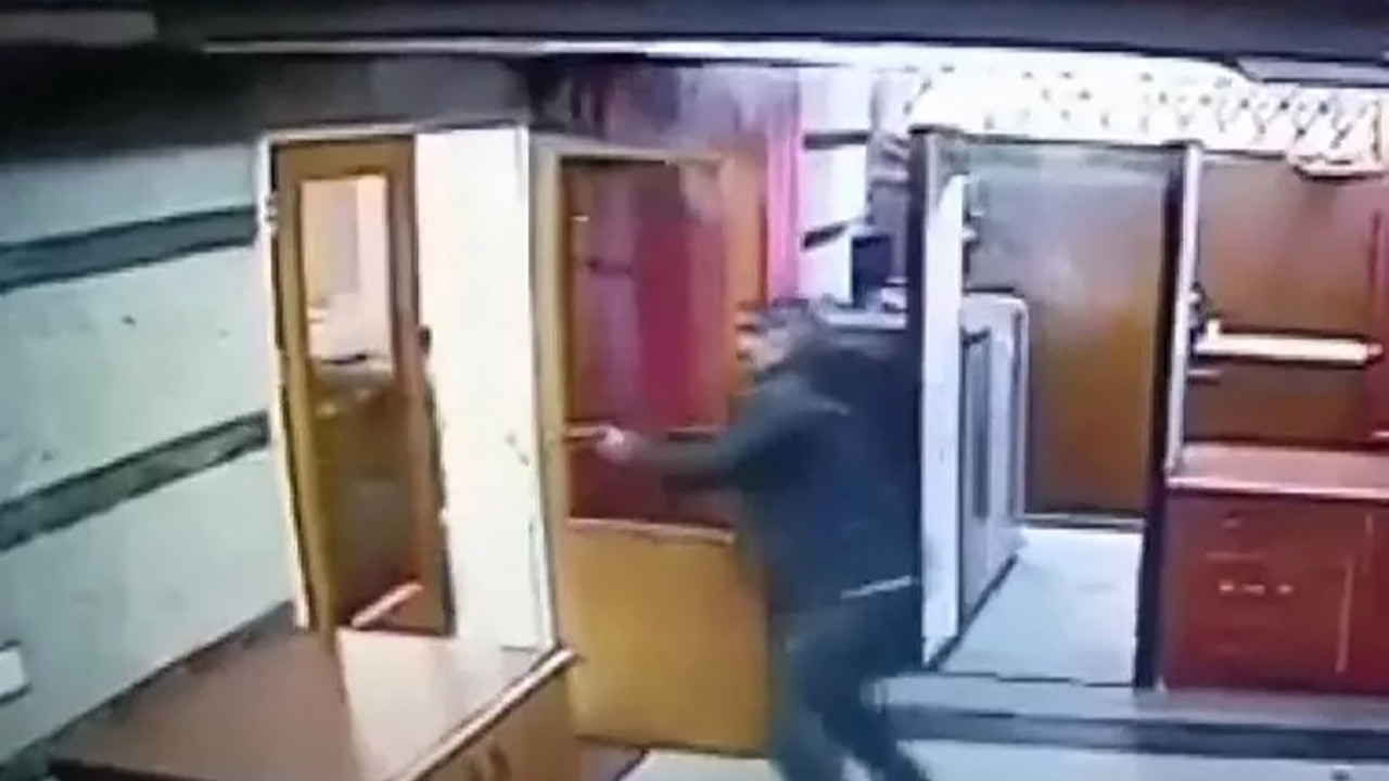Azerbaycan elçiliğine saldırı anı kamerada! Kalaşnikofla taradı