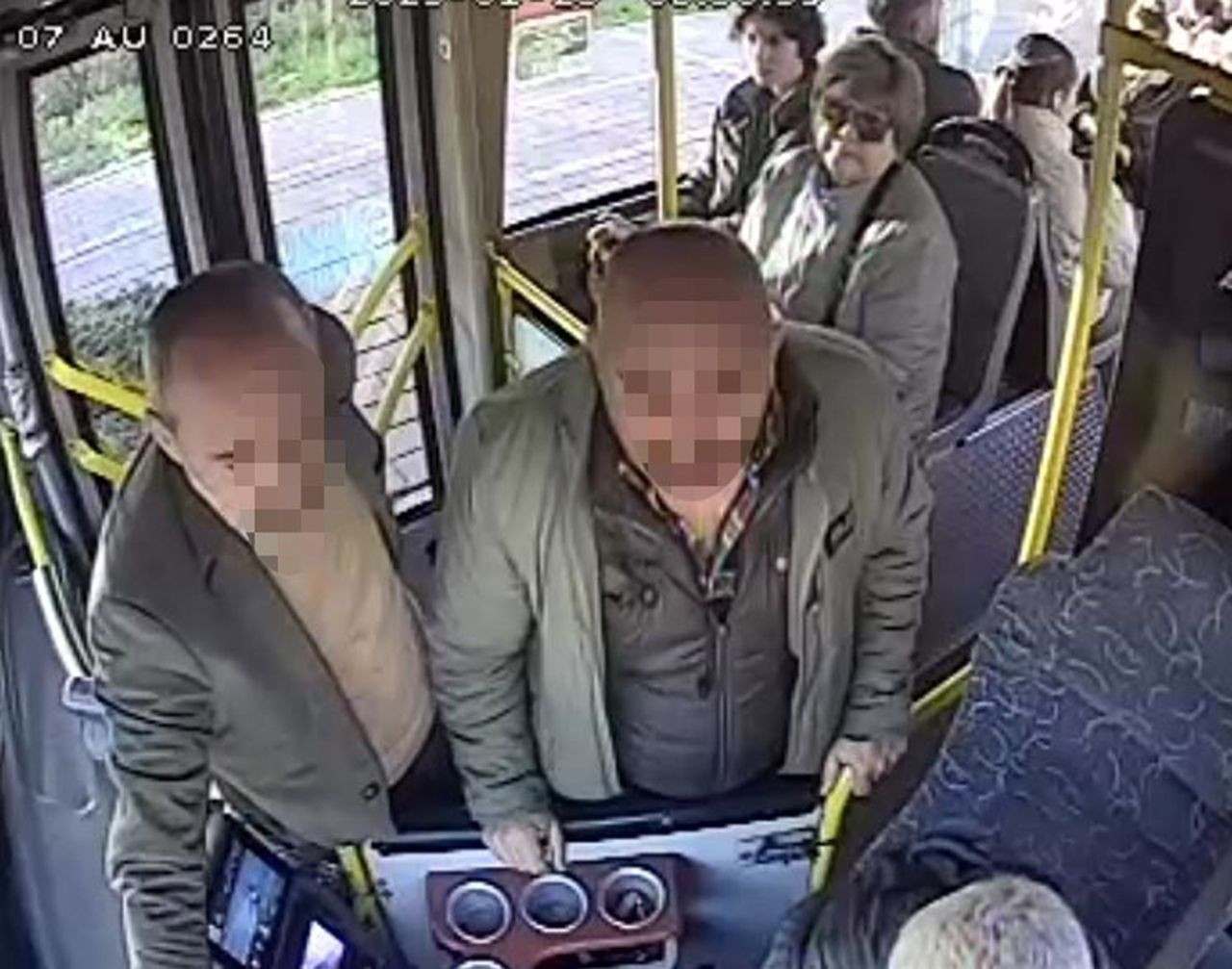 Trafik magandası aracıyla yol kesip, silahıyla otobüsü bastı - Resim: 1