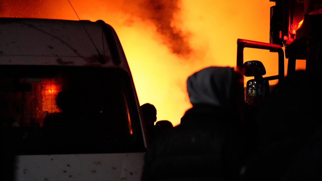 İstanbul'da korkutan patlama: 4 araç yandı