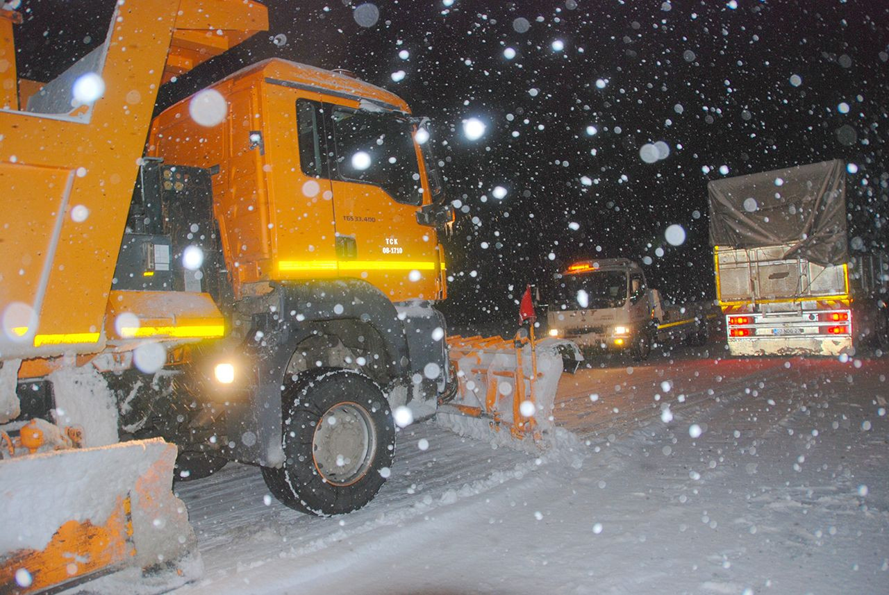 Antalya yolu karlar altında! kar kalınlığı 20 santime ulaştı - Resim: 3