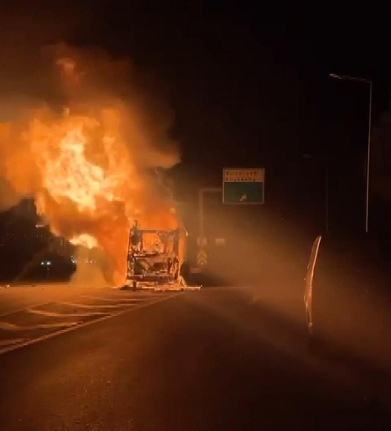 İETT otobüsü yol ortasında alev alev yandı - Resim: 4